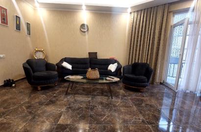 იყიდება ახალი გარემონტებული 5 ოთახიანი ბინა ვაკეში